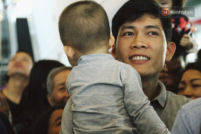 Hàng nghìn người xếp hàng chật kín chờ mua vé cáp treo lên đỉnh Fansipan ngày 30/4